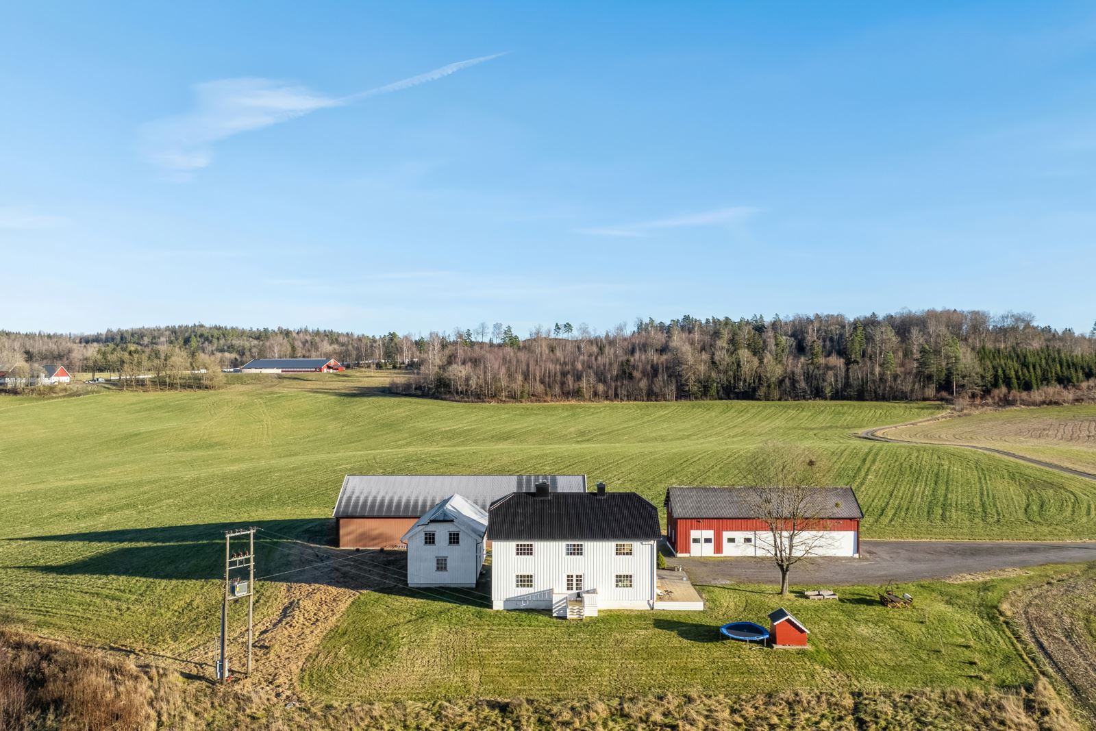 Tunet består av et romslig våningshus med bla. 4(5) soverom, redskapshus, driftsbygning og sidebygning