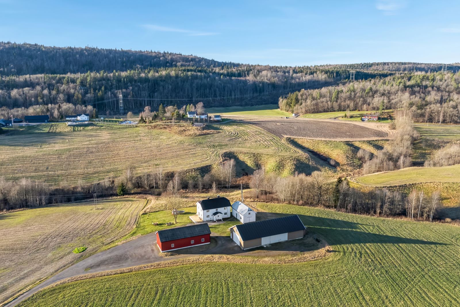 Eiendommen ligger idyllisk til i Løvvalddalen i Botne