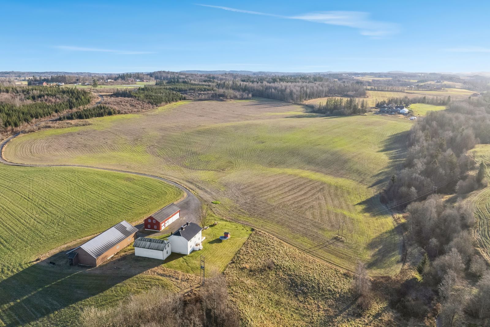 Eiendommen er på totalt ca. 409 dekar hvorav ca. 220,8 dekar er fulldyrka jord og 173,6 dekar er produktiv skog