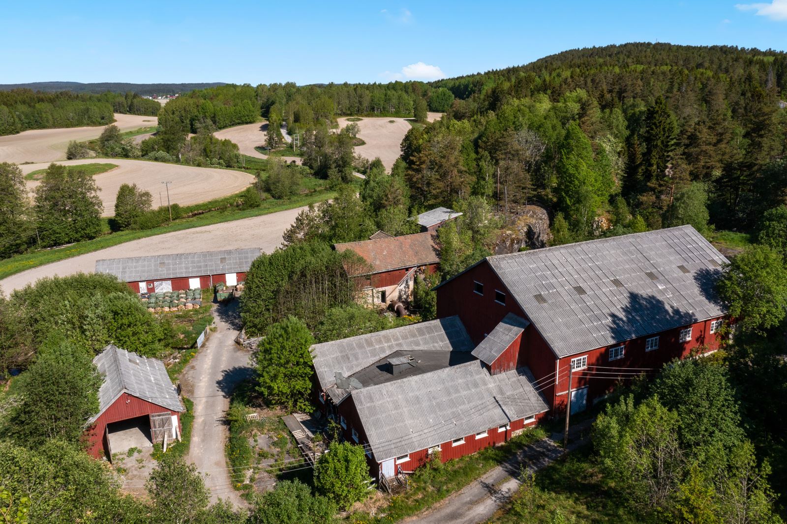 Ca. 550 meter fra tunet, rundt Julsrudfossen, ligger de fleste av driftsbygningene som tilhører gården.