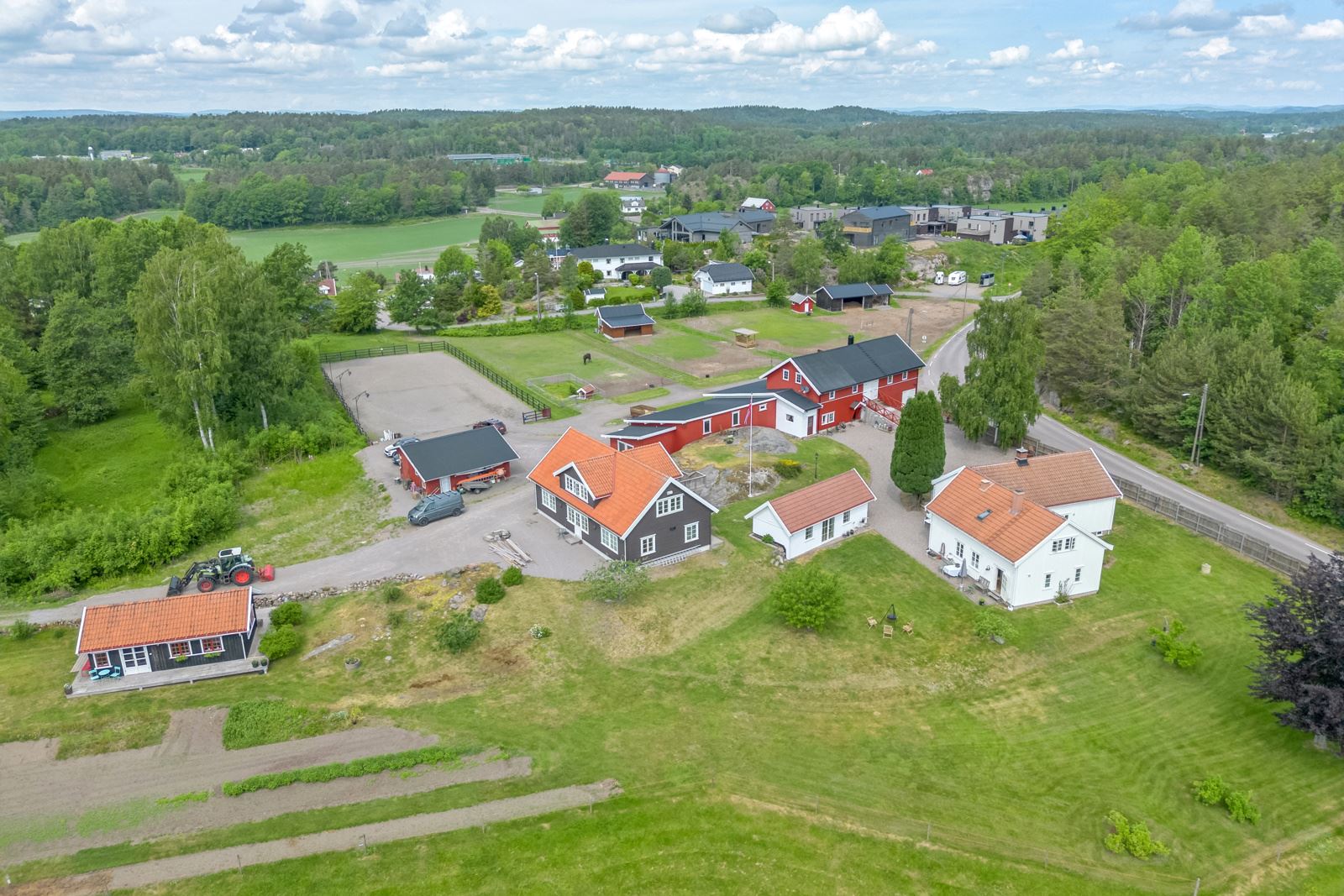 Vakker gård med et flott hovedhus m/sidefløy, leilighetsbygg m/4 leil., hesteanlegg med staller, ridebane mm.