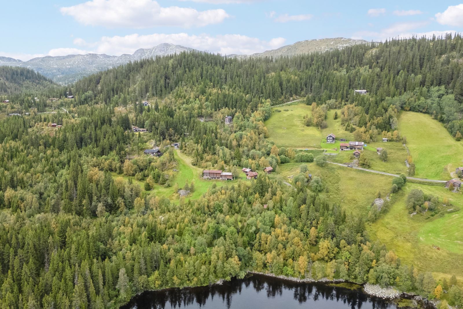 Eiendommen er en utmarkseiendom med tun og 3 stuler og grenser mot Skinanvatnet i Bondal