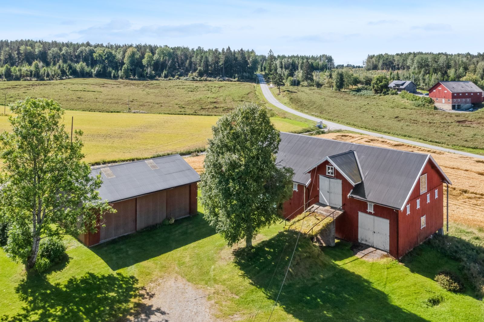 Låven er opprinnelig fra 1939 og vognskjulet/redskapshuset er fra 1982