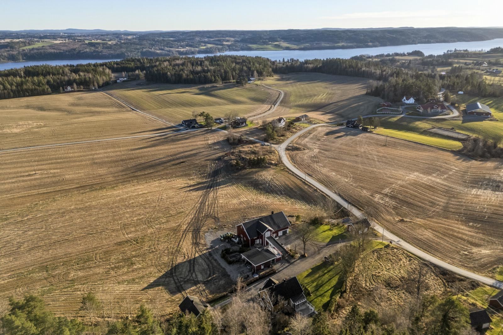 Tunet sett fra vest- med Glomma liggende mot øst