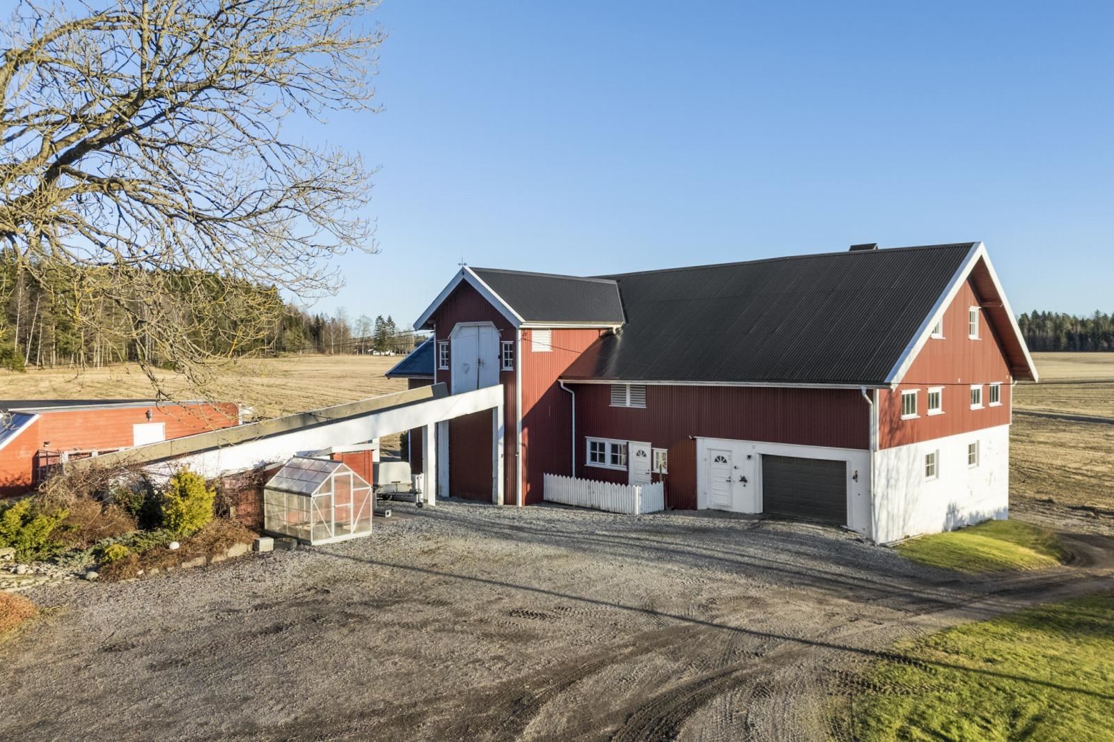 Låvebru med garasjeport til verksted