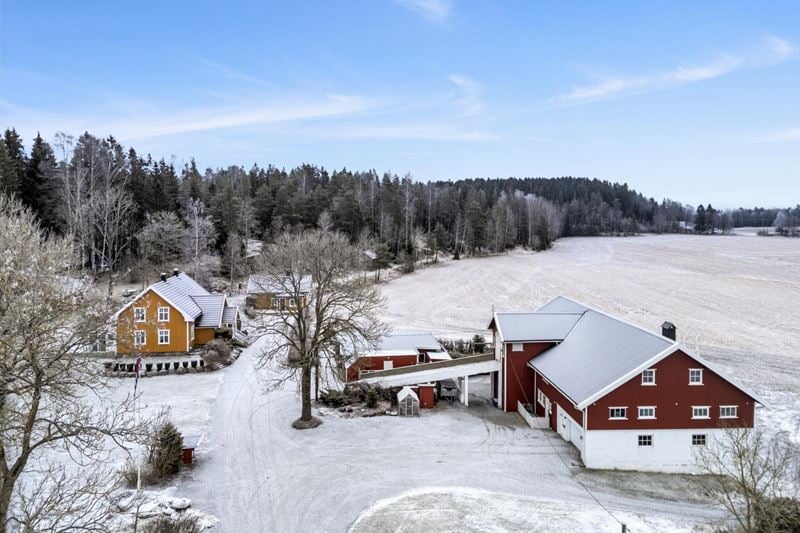 Tunet sett ovenfra ved innkjørselen med låve, kennel bak låvebru, våningshuset til venstre og kårbolig lengst bak