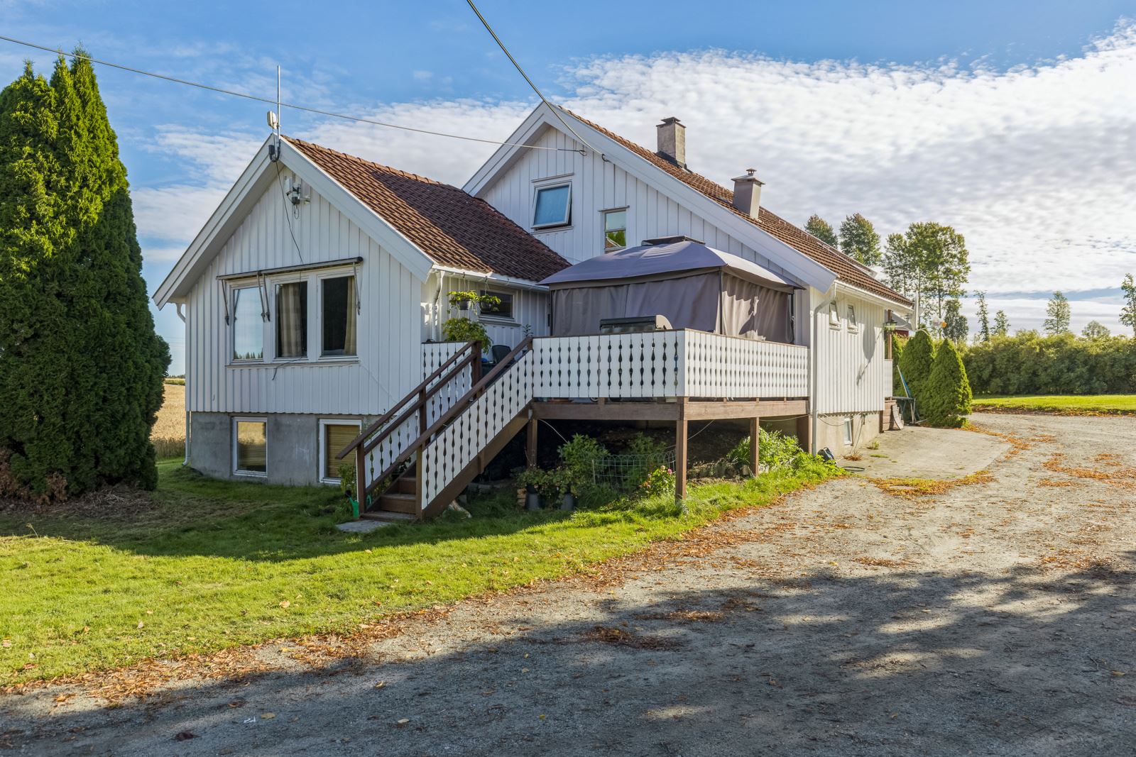 Tilbygget fra 1978 og en fin veranda inn mot tunet