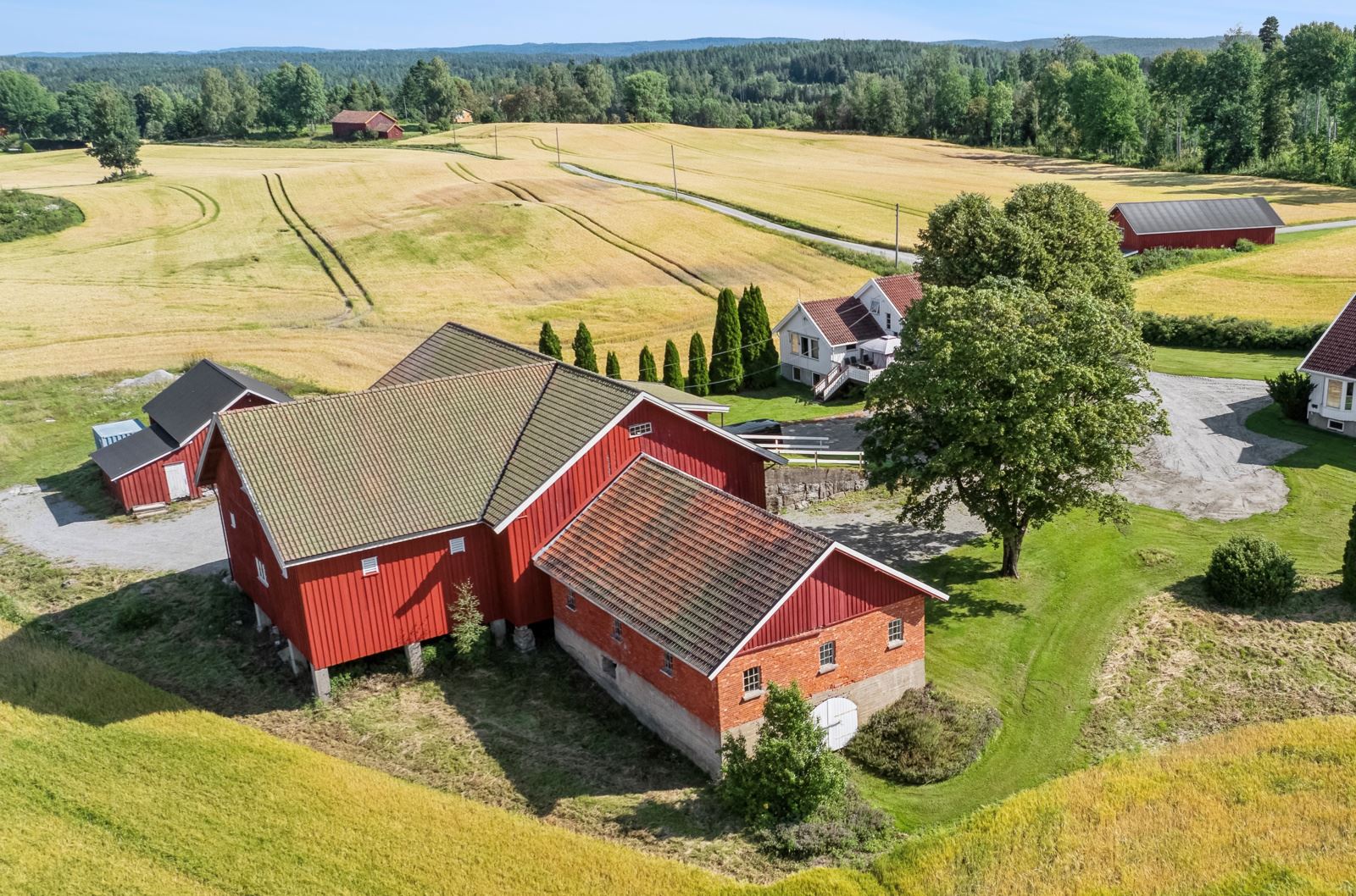 Låven med tidligere fjøs har et godt grunnareal og kan ha flere bruksmuligheter. Det har også vært flere utleieforhold her. 