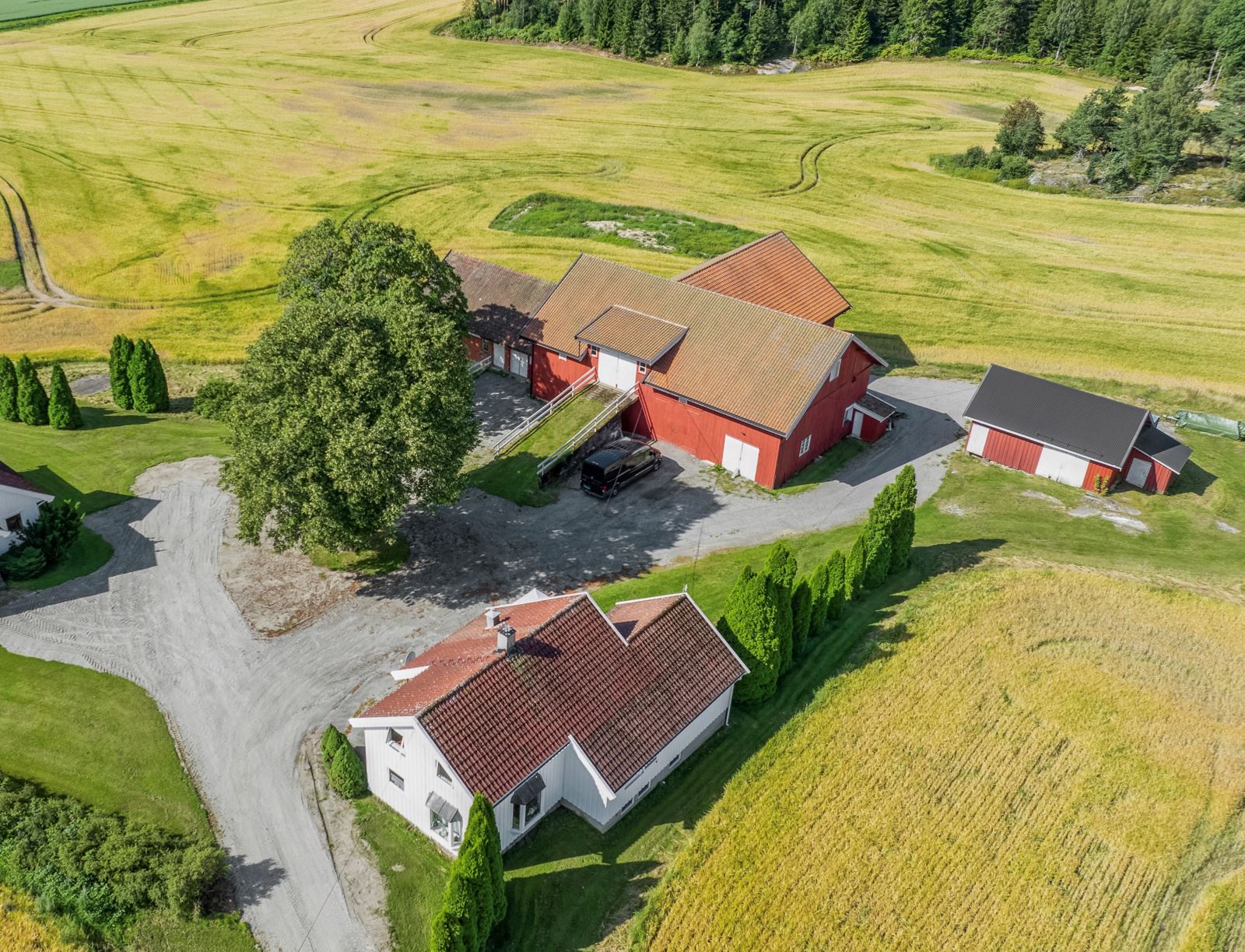 Fra tunet er det ca. 2,2 km til Langhus barneskole og ca. 2,8 km til Langhus stasjon med pendlerparkering.