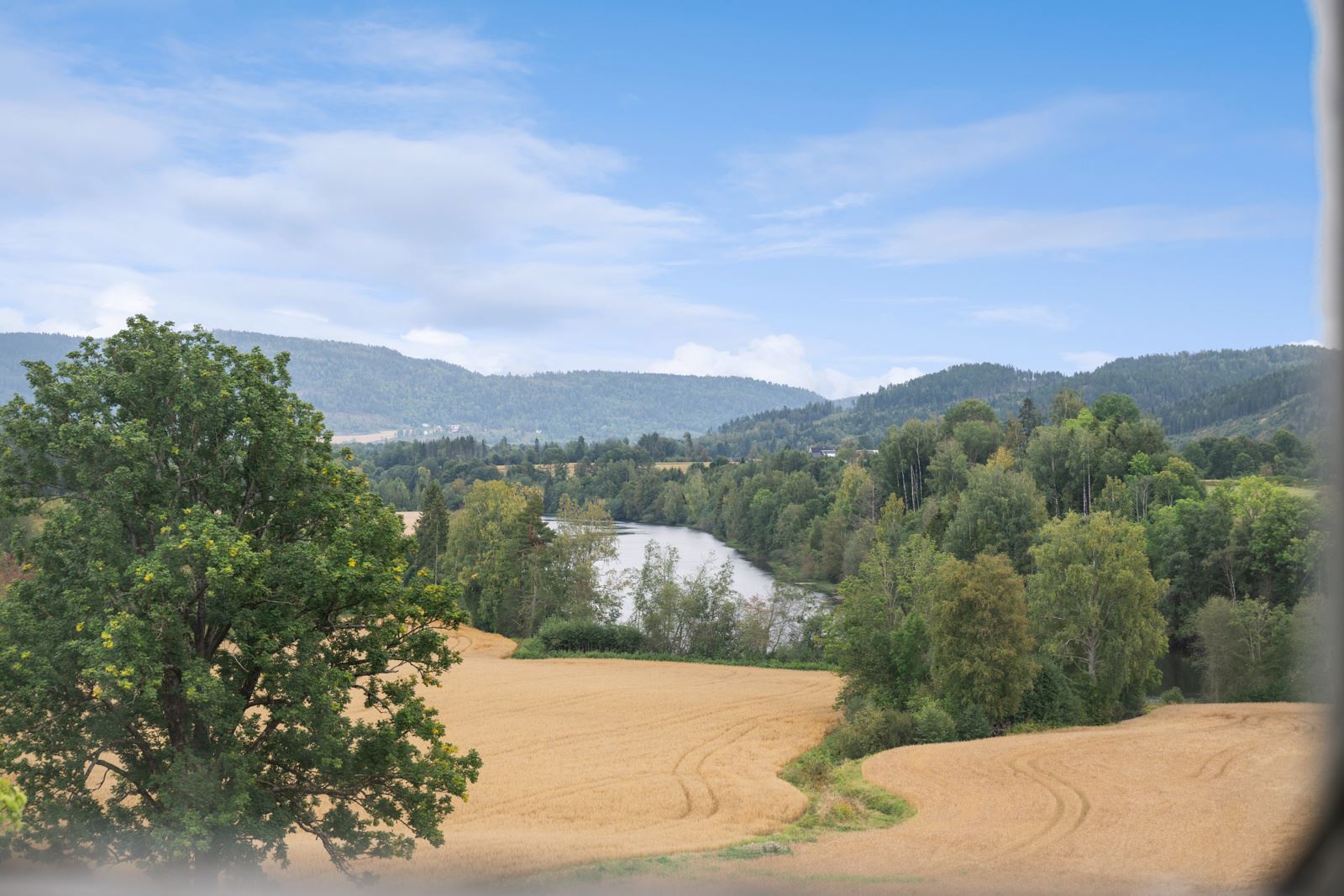 Flott utsikt fra huset over Lågen