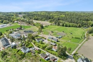 Eiendommen har sentral beliggenhet på Borgheim i Færder kommune