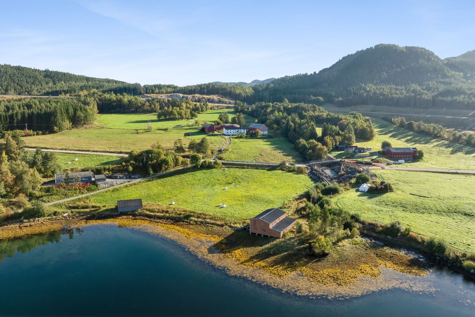 Gårdstun fra sjøen