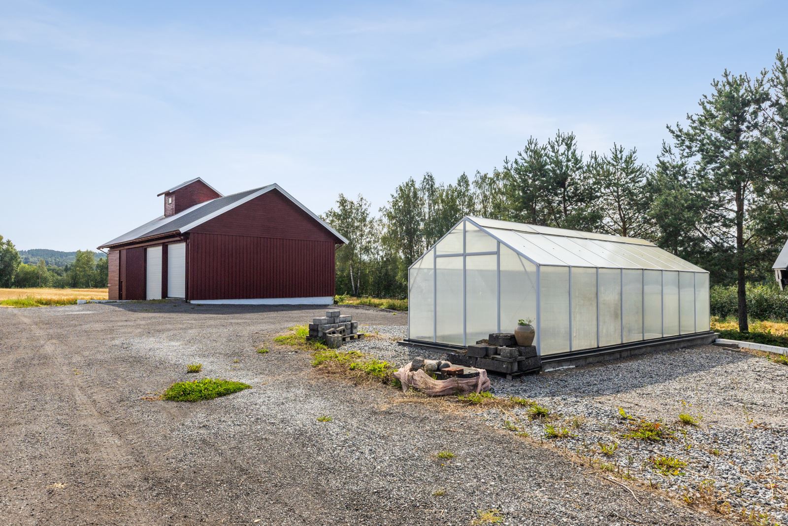 Landbruket har et veksthus med innlagt vann og strøm.