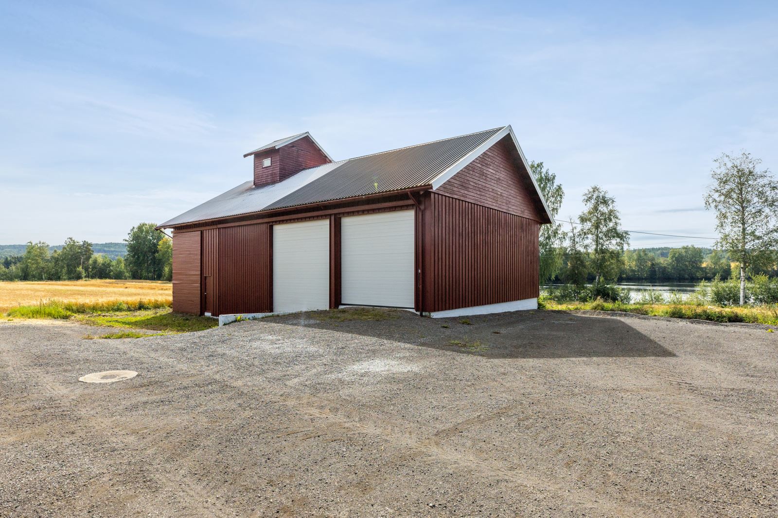 Rundt gårdstunet står det fem bygg; inkludert et vognskjul med siloer for korntørke.