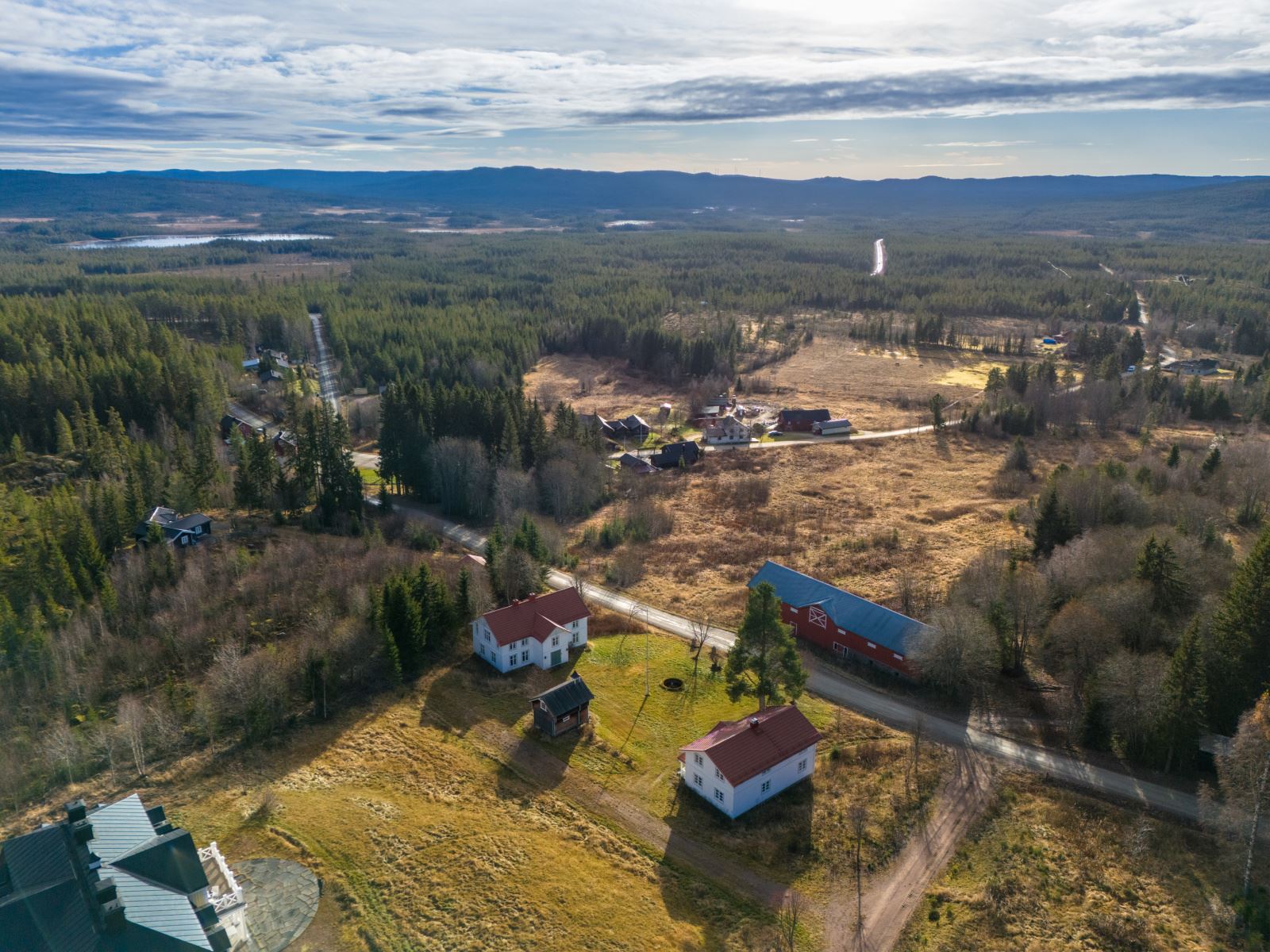 Det koselige tunet er bebygd med et nydelig våningshus, kårbolig, stabbur og driftsbygning.