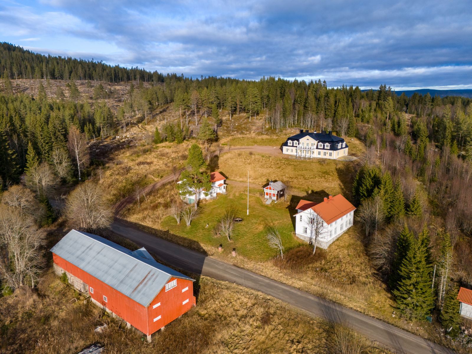 Våningshuset ble modernisert i 2006 og kårboligen i 2008.