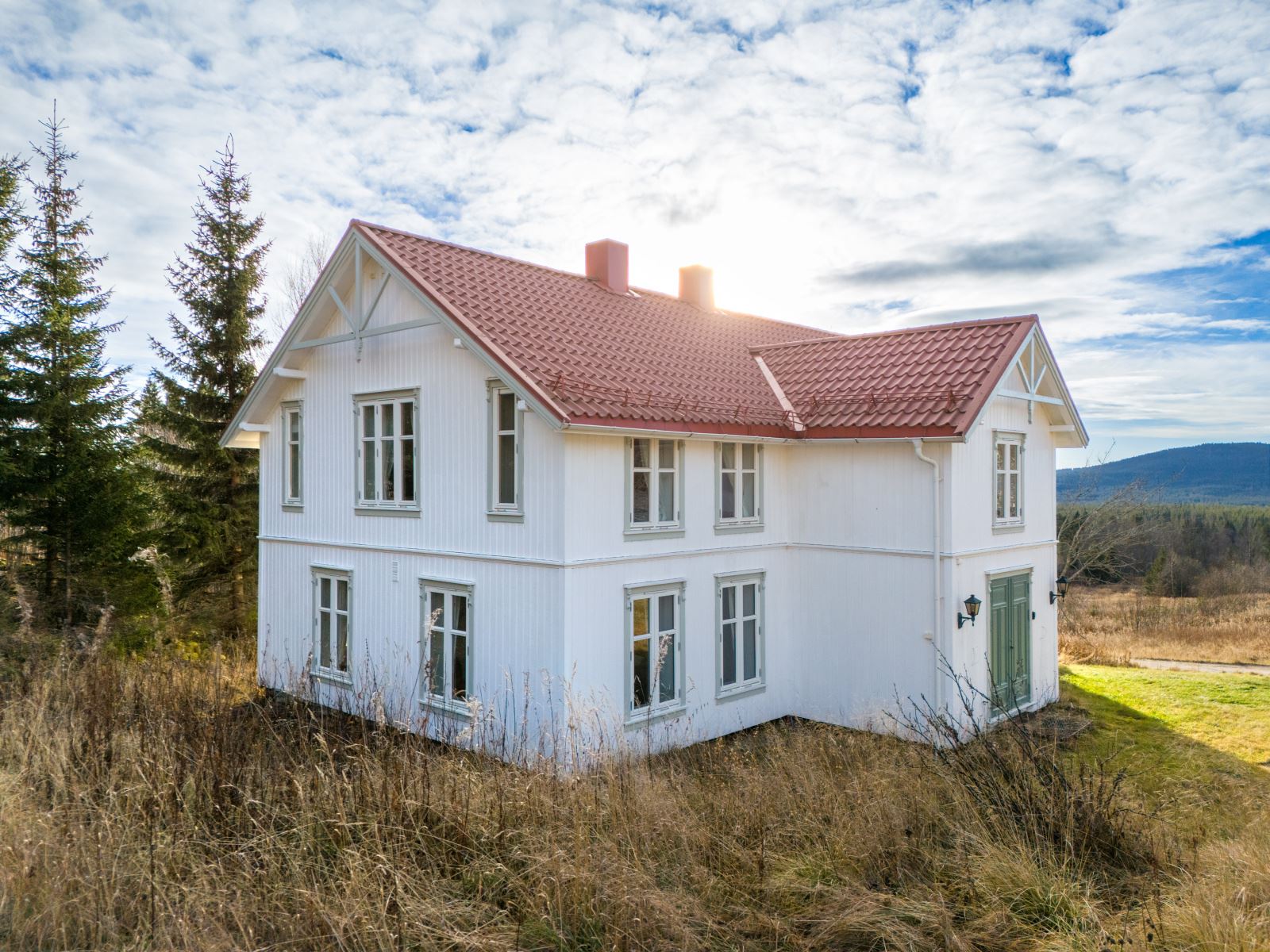 Våningshuset har inngang fra tunet, via en tofløyet inngangsdør.