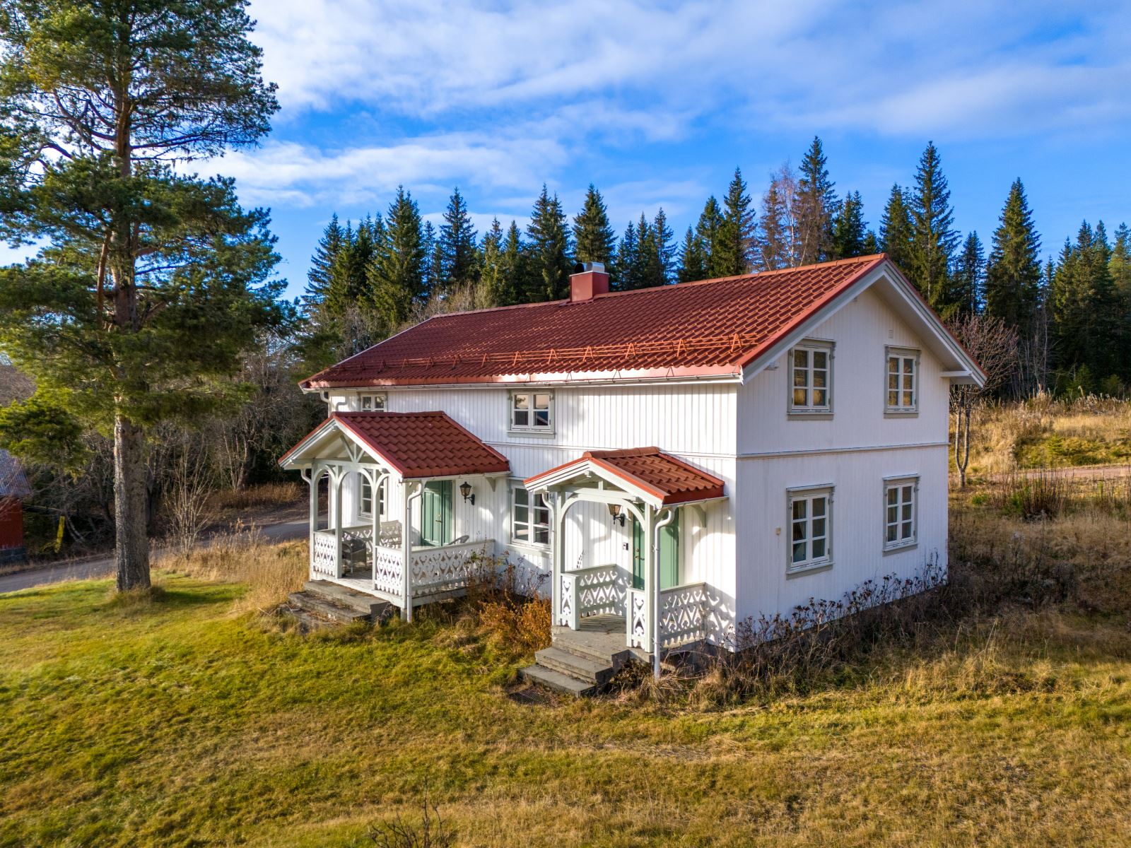 Kårboligen er fra 1850 og går over to plan pluss kjeller.