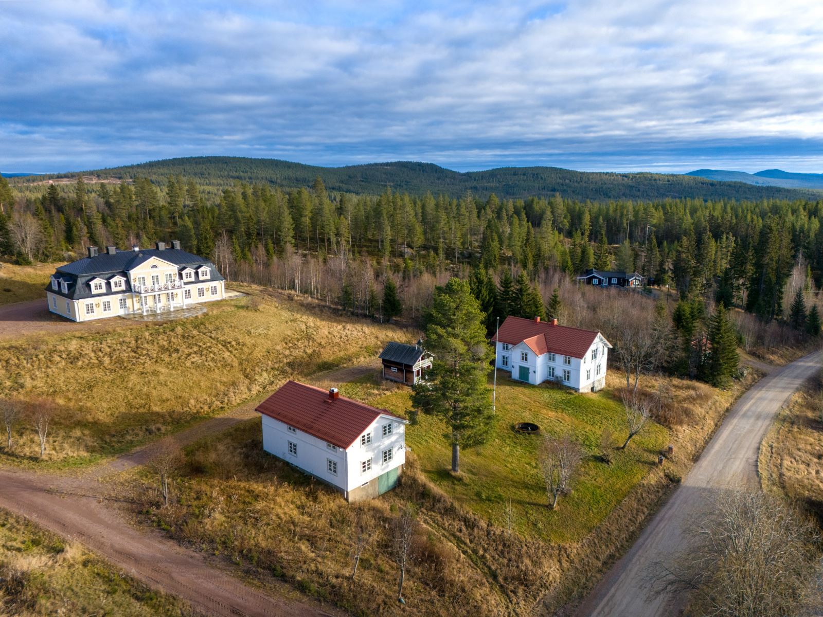 Gårdsbruket Gårdsbruket har ca. 26 daa med fulldyrka jord, 4 daa med innmarksbeite, 2456 daa med skog og 1053 daa med annet.