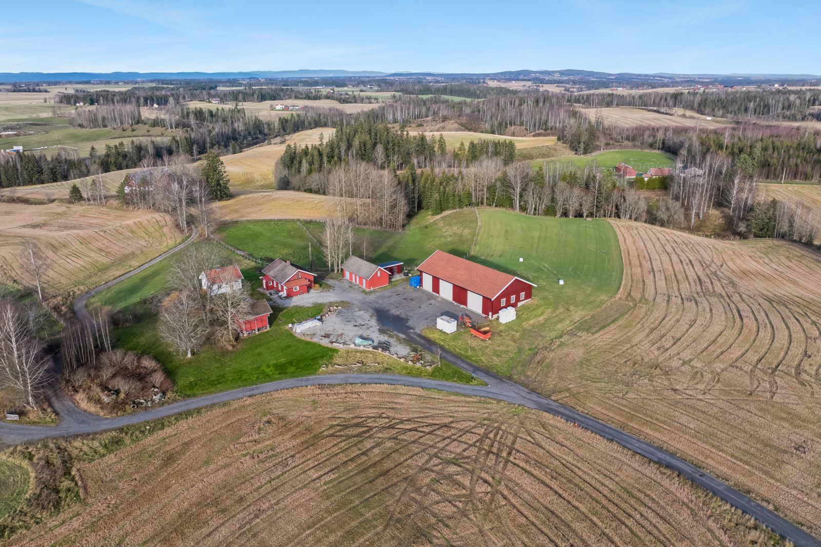 Velkommen til Jordet gård, en idyllisk og fredelig plass, kun 2,2 km fra Lørenfallet.