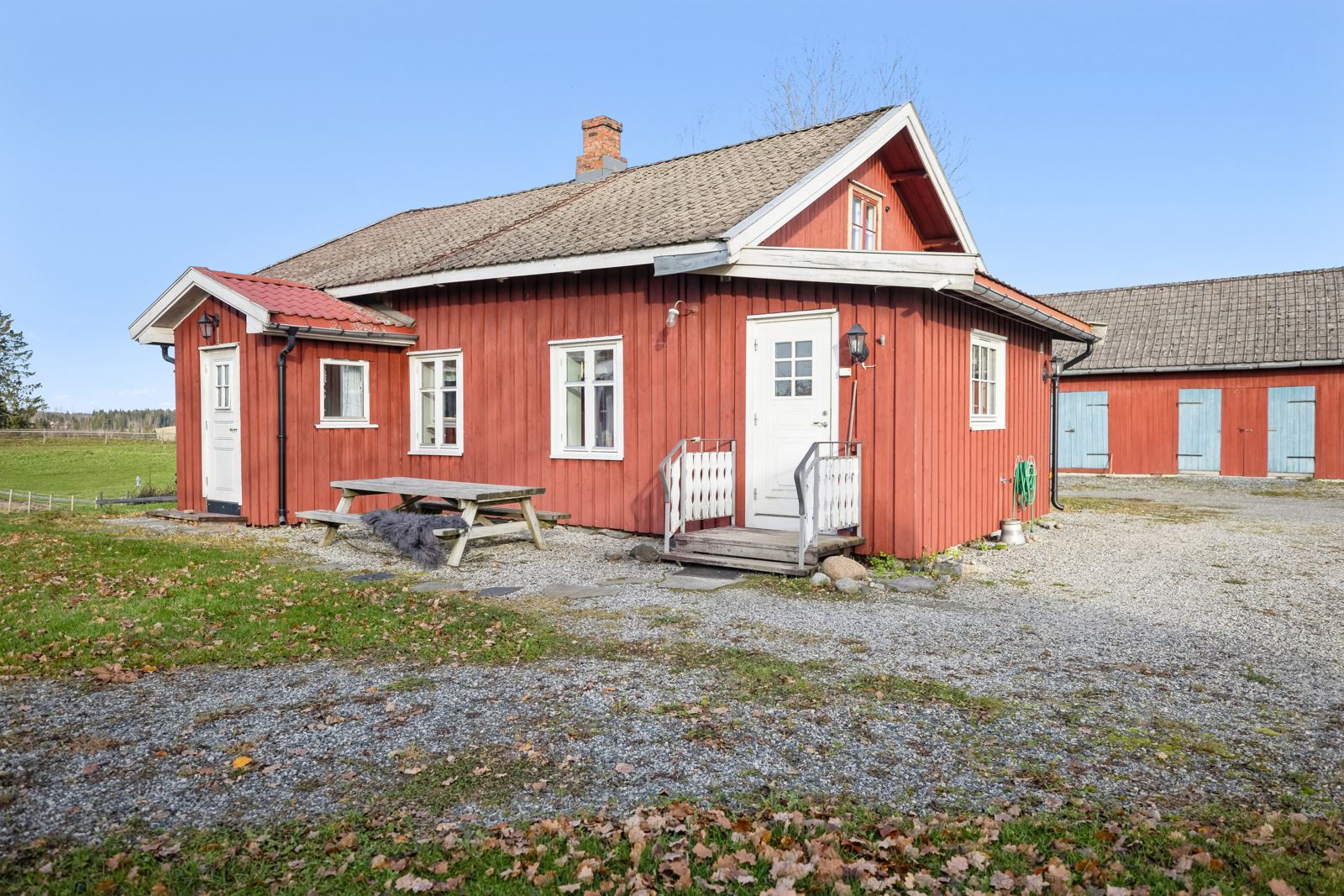 Våningshuset har to inngangspartier, en hovedinngang til entré og et nyere tilbygg med inngang til vaskerom.