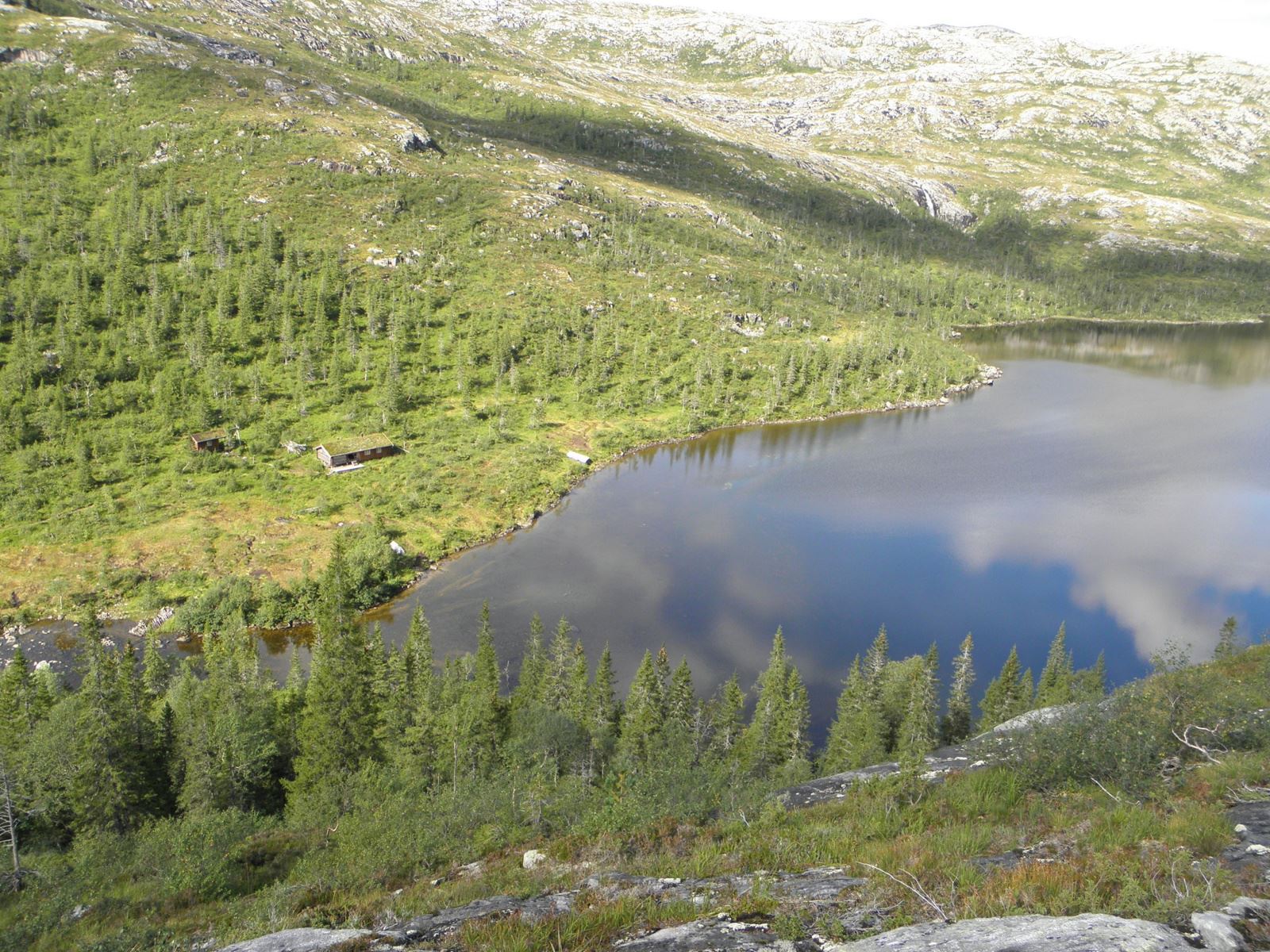 Erikfjellvatnet med Erikfjellhytta