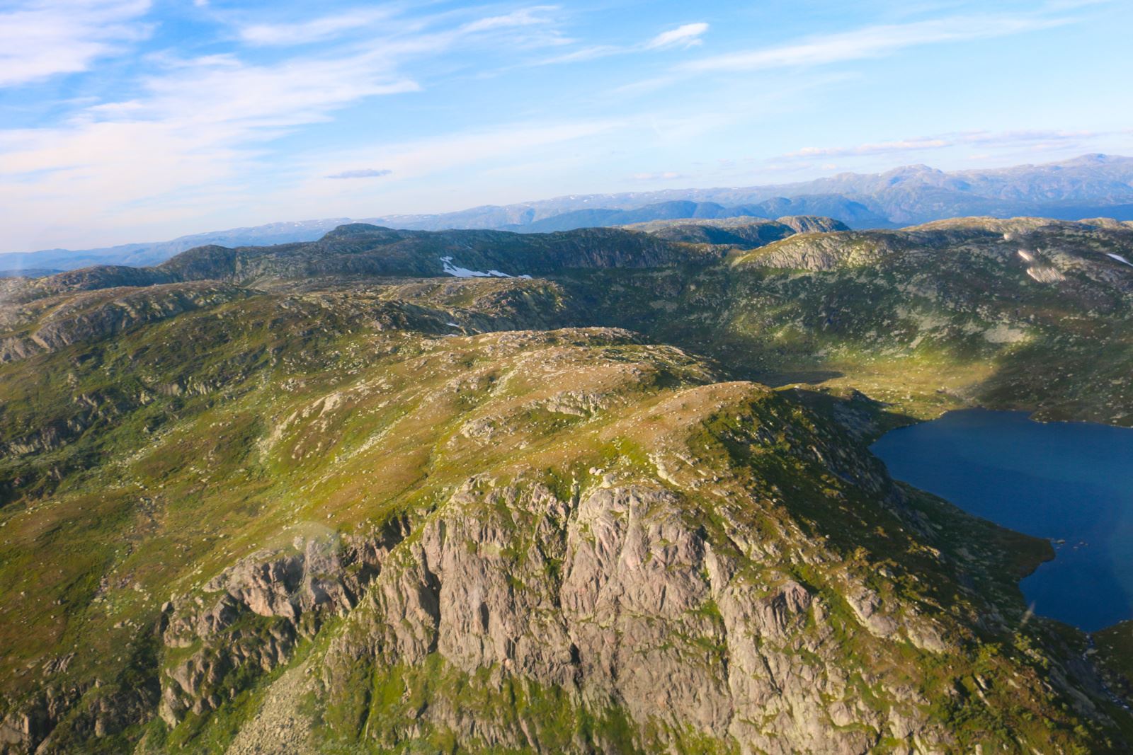 Laveste punkt er ved Finnebu på omtrent 900 moh. til høyeste på 1396 moh.