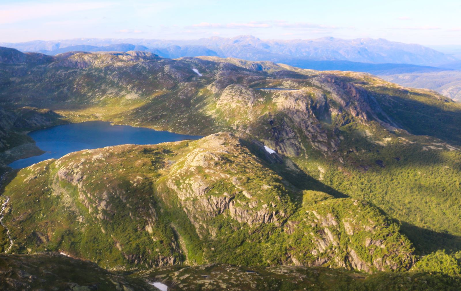 Høyeste topp er fjellet Svåene, som rager 1396 meter over havet