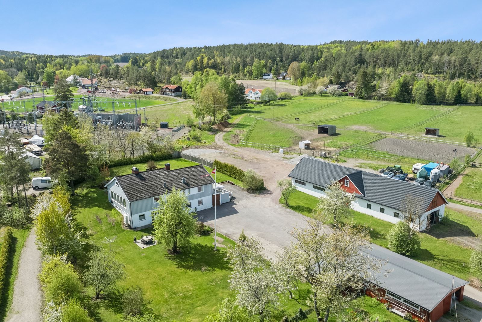 Eiendommen er på ca. 130 dekar og er i dag tilpasset hestehold med 10 stallplasser og innhegninger