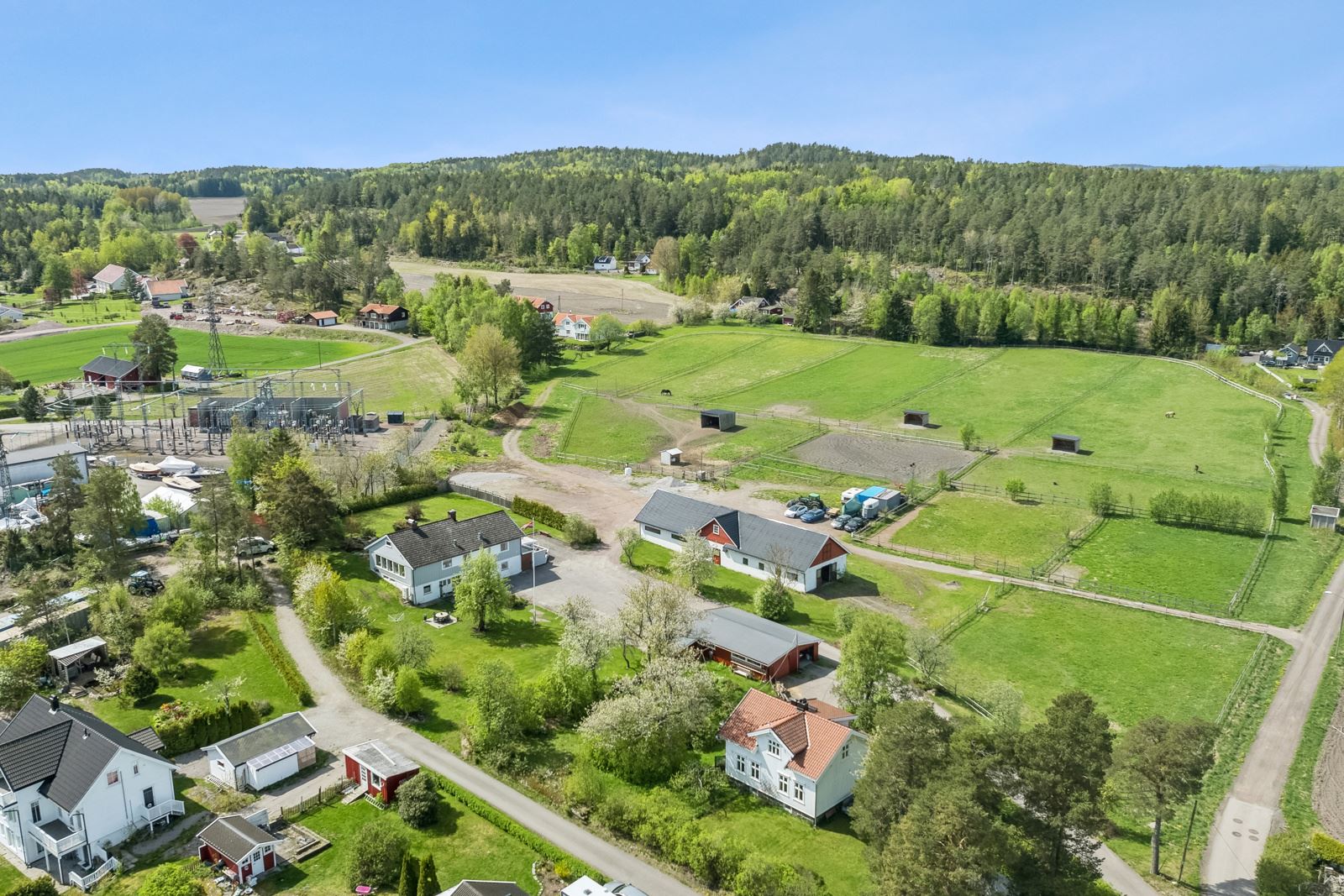 Tunet består av et våningshus med utleieleiliget, driftsbygning fra 2010 med 10 stallplasser, lagerrom og høyloft samt dobbel garasje