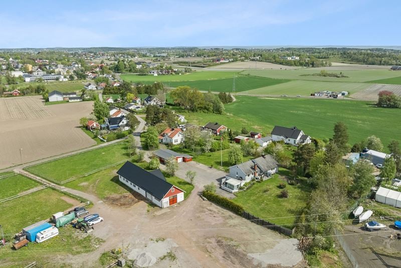 Velkommen til Gunnestadveien 18 og dette hyggelige småbruket på Borgheim. Se video under bildene!