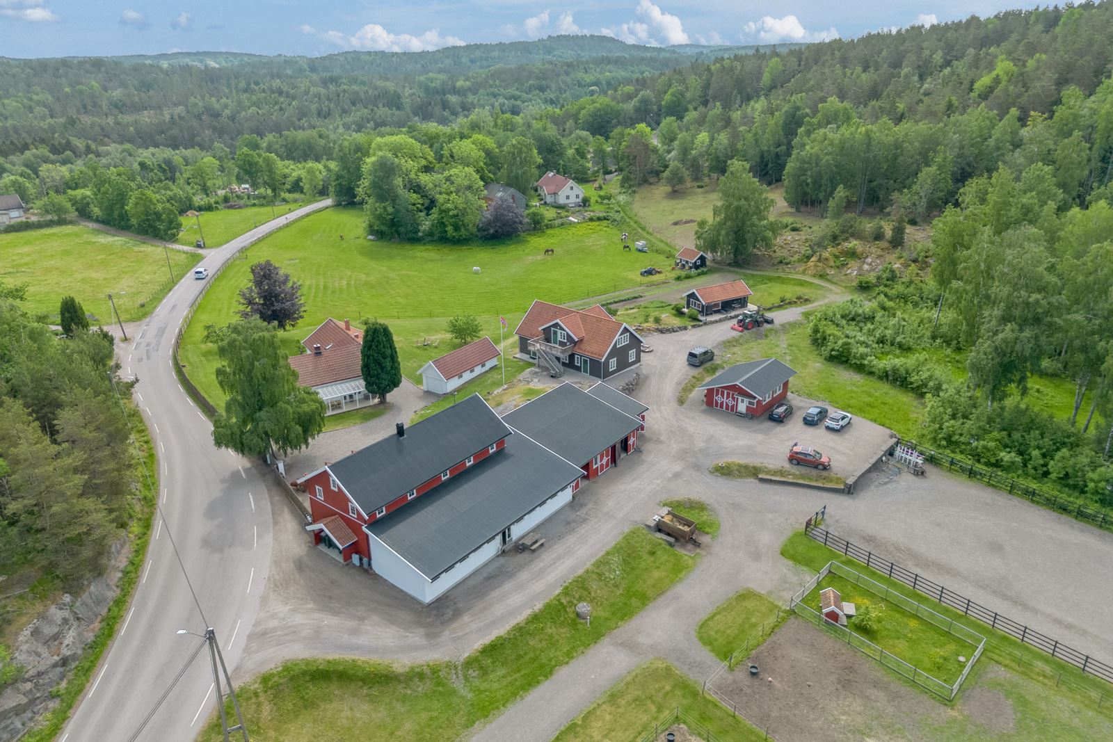 Tunet har en naturlig inndeling mellom driften og den private sfære rundt våningshuset.