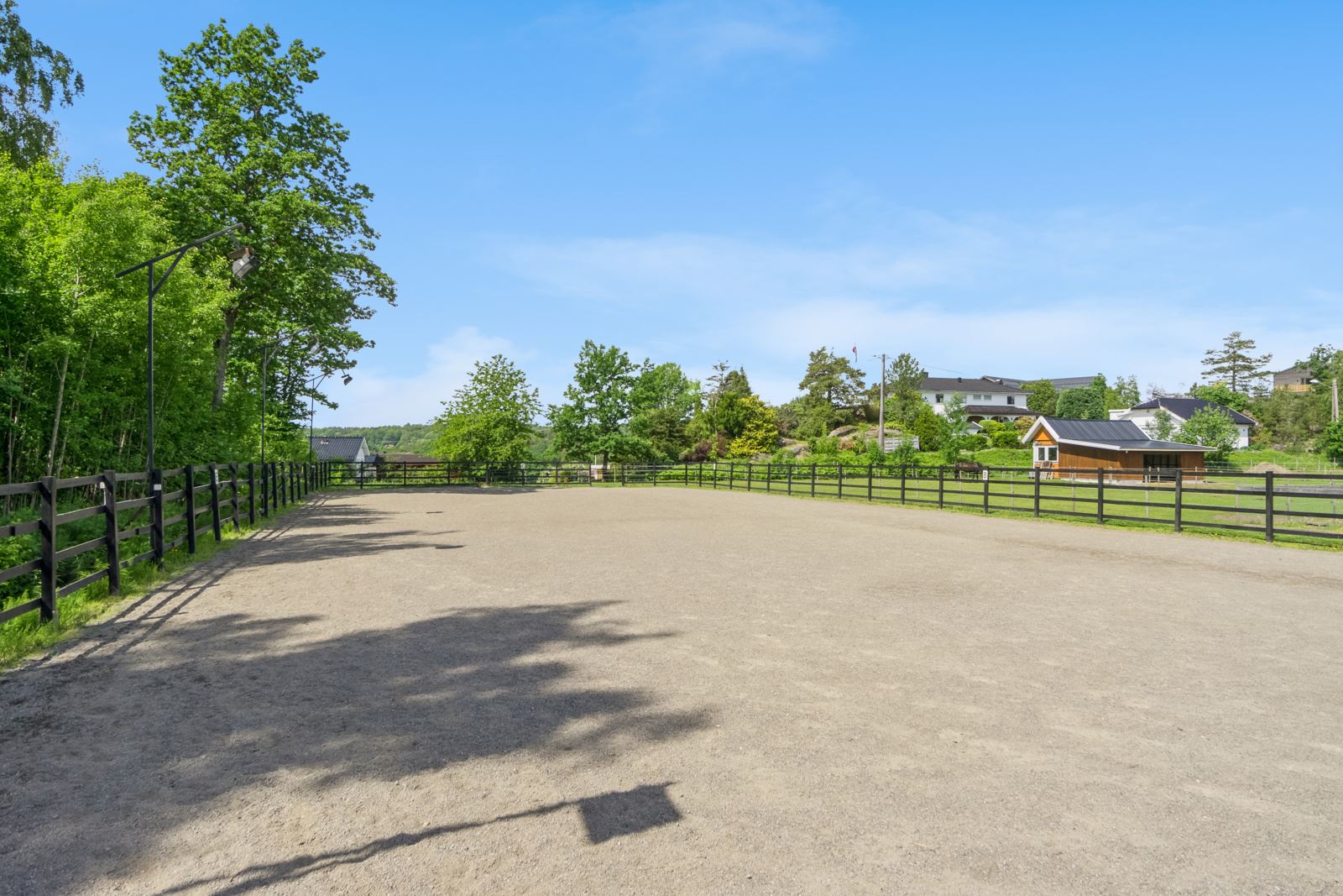 Det er opparbeidet ridebane med flere forskjellige lag grus. Området er inngjerdet og det er montert lyskastere langs siden mot syd.