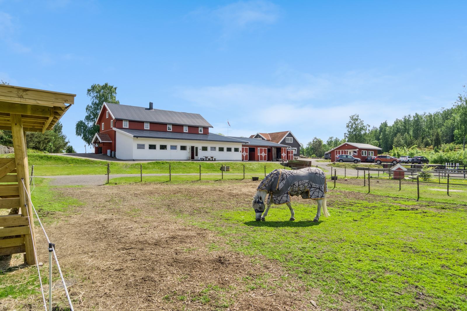 Luftegårder er etablert med inngjerding. Det er to nyere utegangsstaller fra 2022 og 2023. 