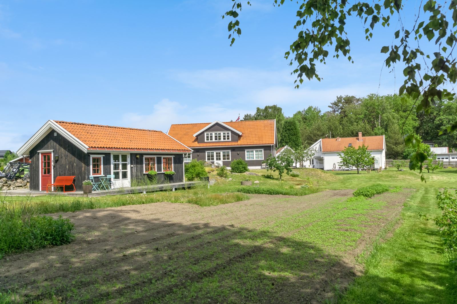 Det er flere bygninger til eget bruk på tunet, i tillegg til låven med staller, våningshuset og leilighetsbygget