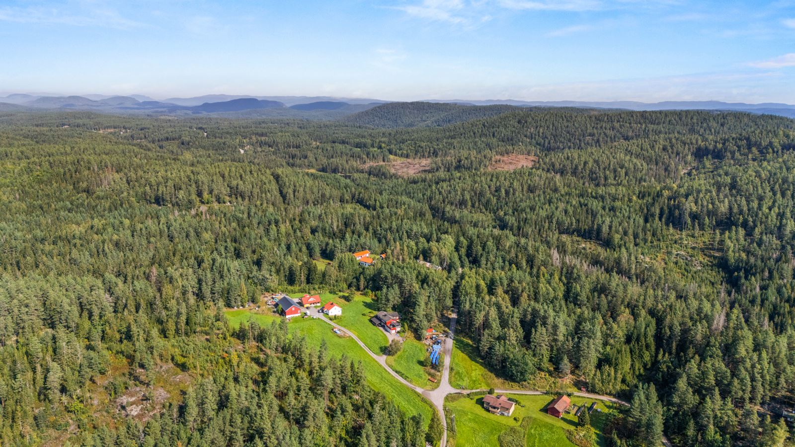 Gården ligger i Kilebygda på et trivelig gårdstun, med et par naboer i nærheten. 