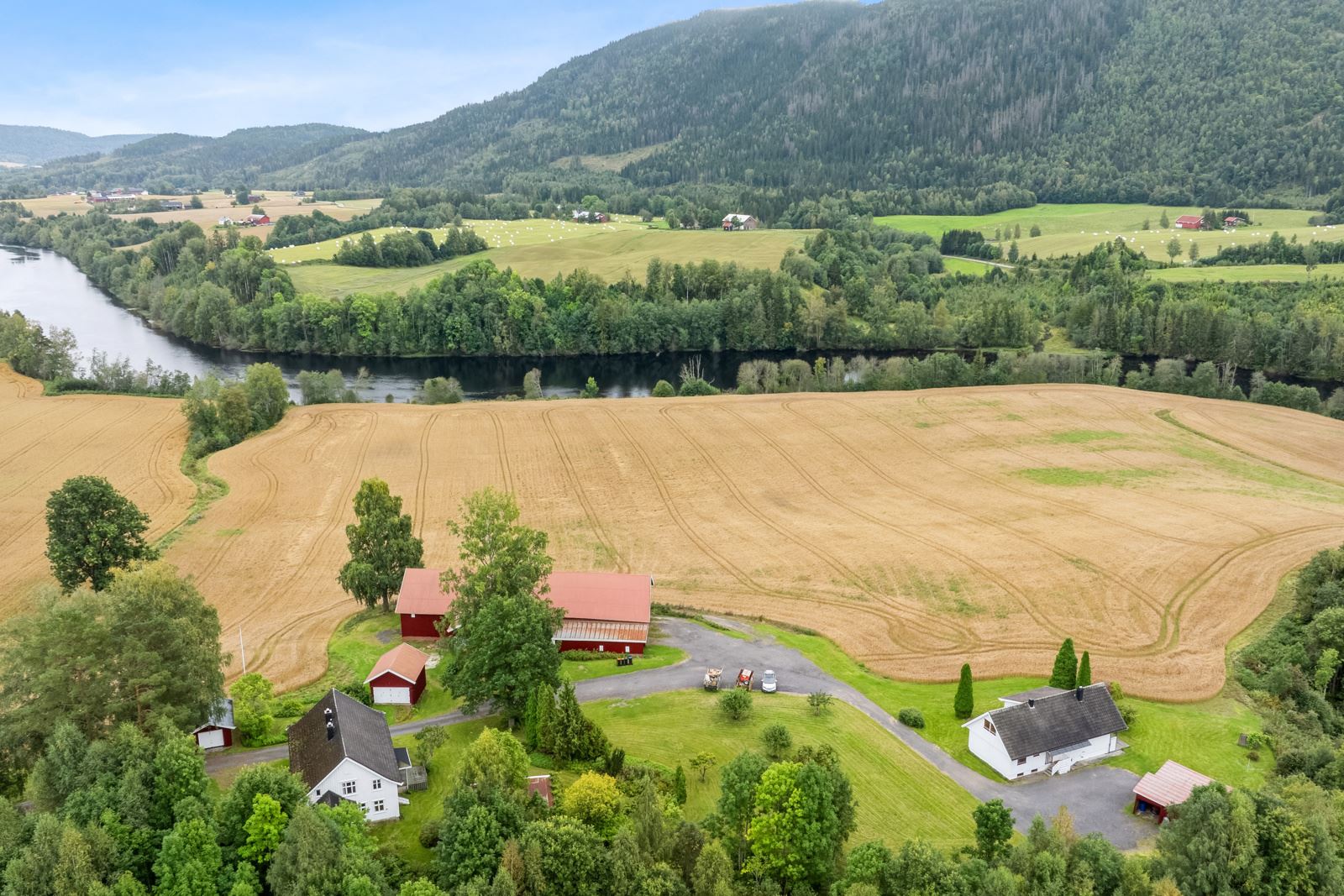 Gårdstunet er på ca. 5,8 mål og ligger naturskjønt til mellom Hvittingfoss og Efteløt