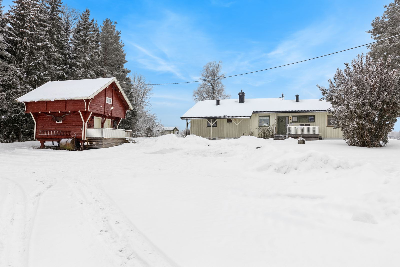 Gårdstunet ligger åpent og fritt til; uten gjennomgangstrafikk og med nydelig utsikt over den landlige idyllen.