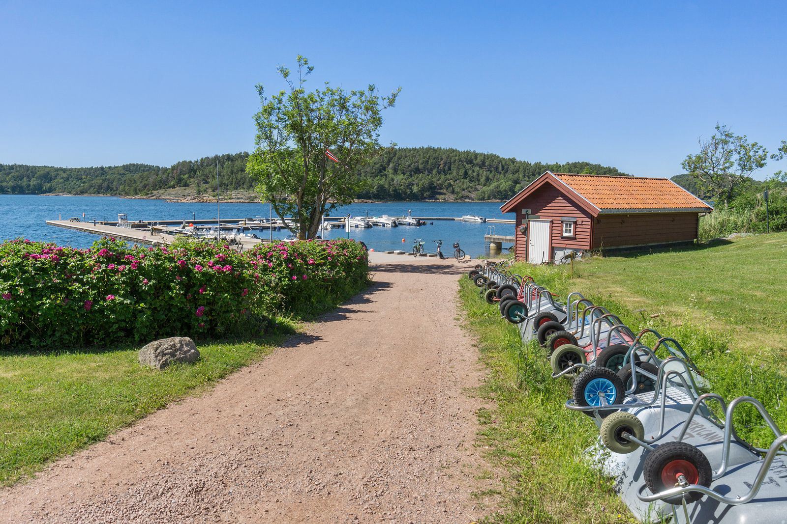 Tangen ferjekai. Her tar ferjen deg inn til fastlandet både mot Tenvik og Engø