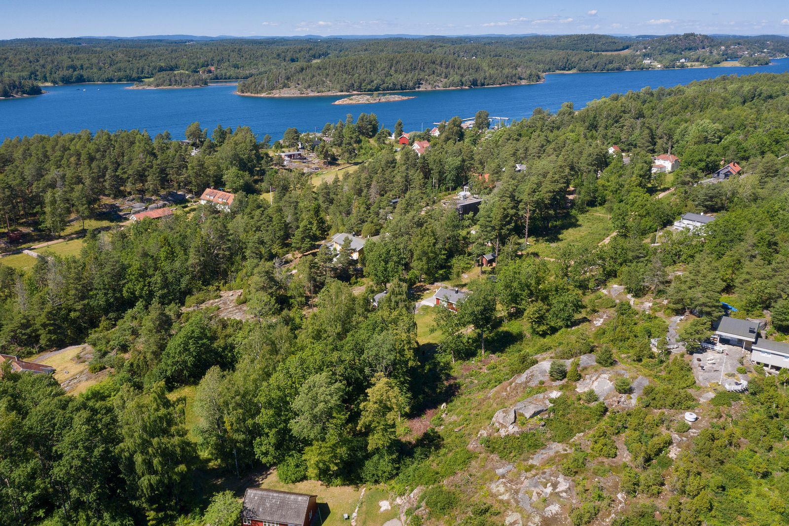 Tangen Ferjekai ligger 10 minutters gange fra tomten