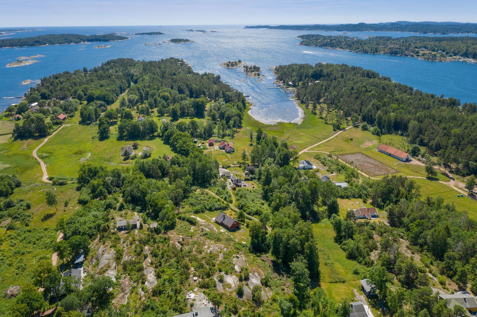 Tomten er relativt flat, med fjell i dagen mot øst