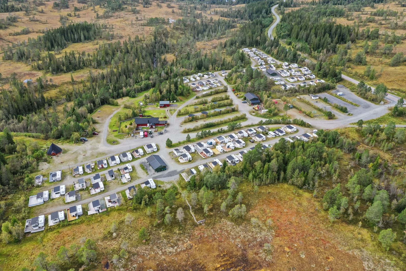 Det er i dag ca. 120 faste vognplasser og ca. 40 drop in plasser for bobiler, campingvogner og telt