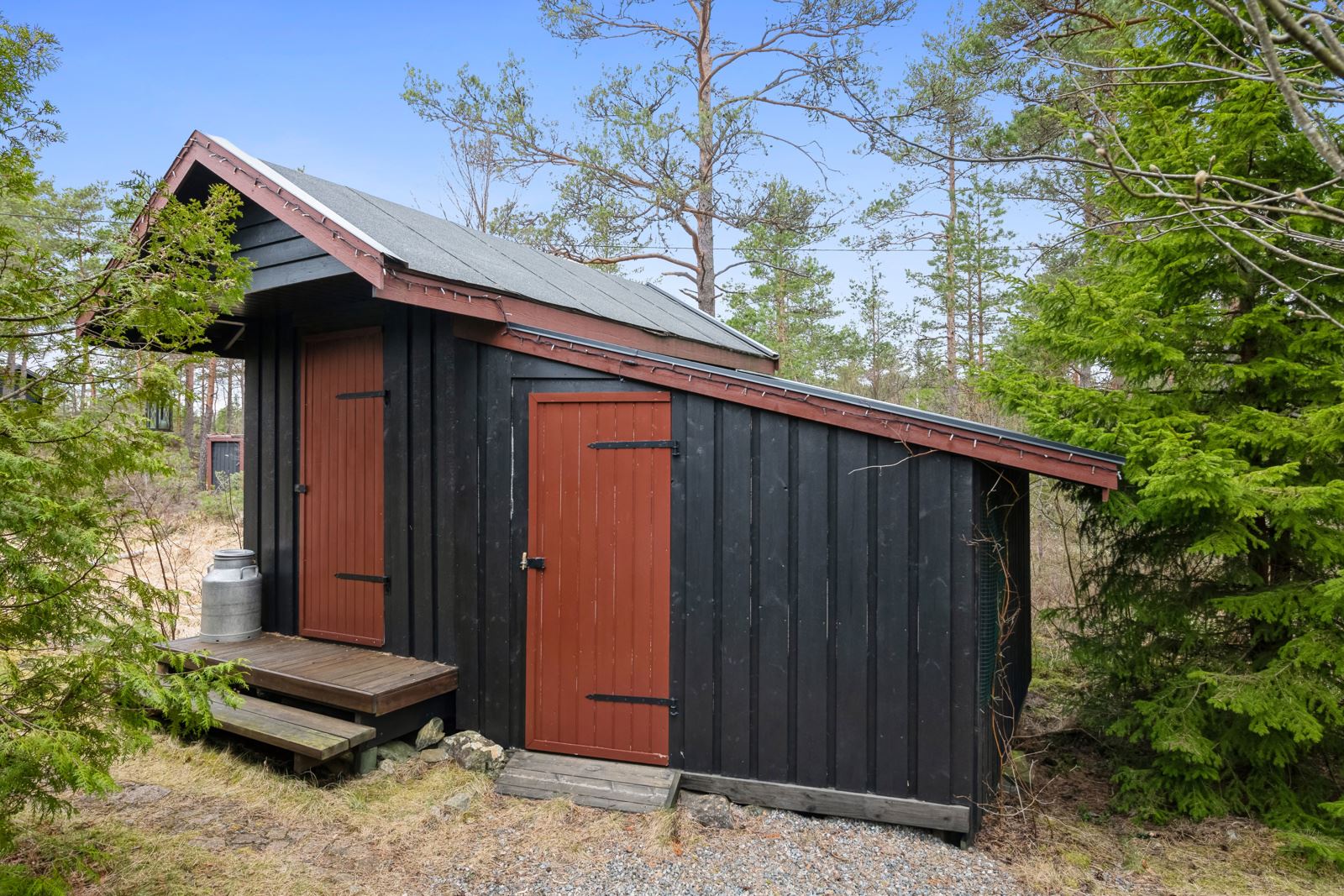 Ved hytta er det oppført en bod med to rom - godt egnet for vedlagring og for redskaper, oppbevaring av hagemøbler osv. 