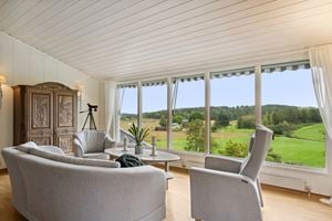Store vinduer i stuen gir god utsikt over landbruksområdene