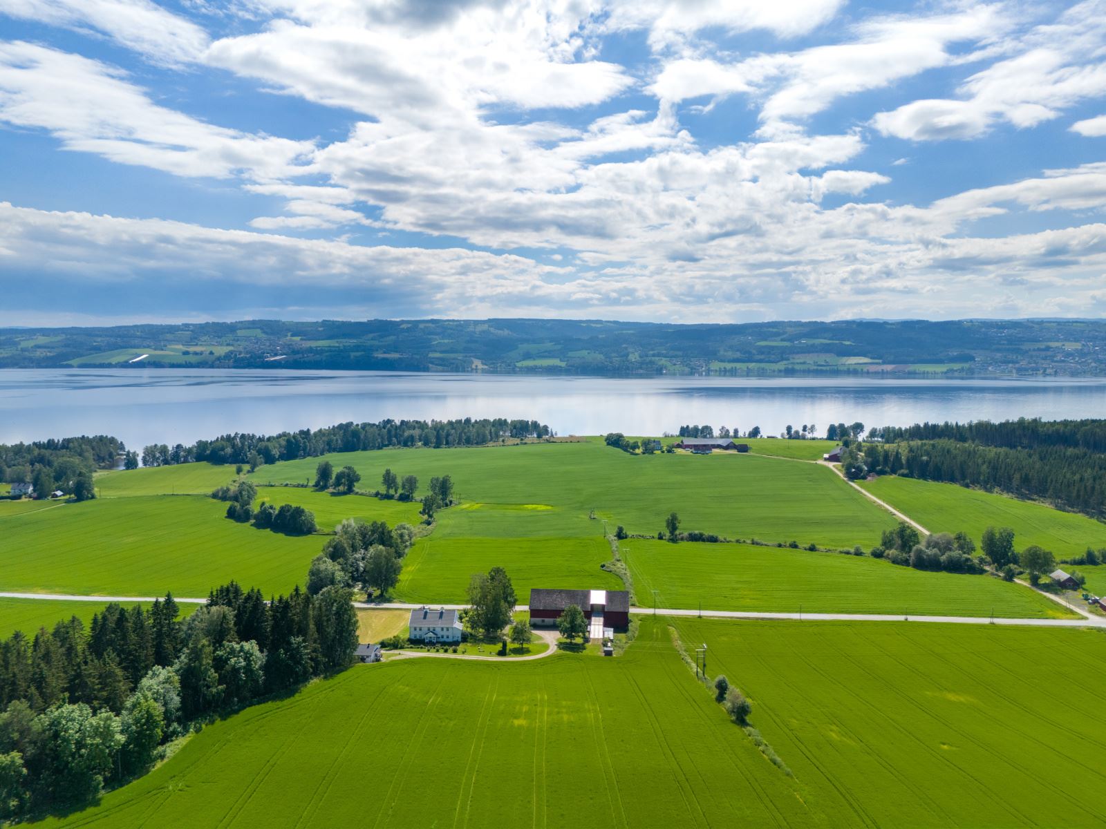 Det er kun 1 km i luftlinje til vakre Mjøsas bredder.