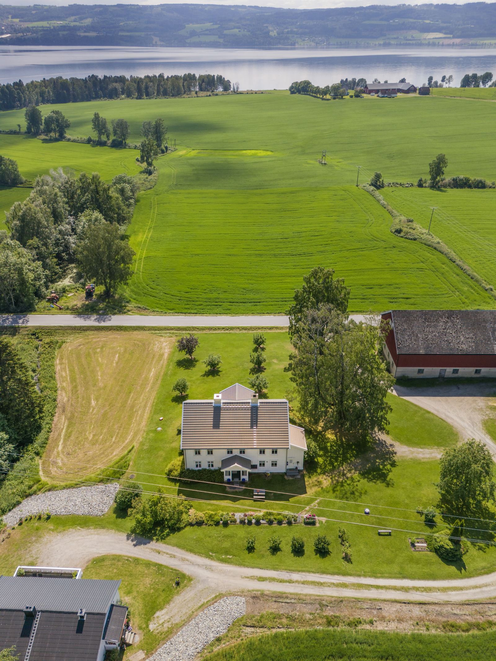 Det er ca. 6 km til Stavsjø med dagligvare, skoler, barnehage og idrettshall.