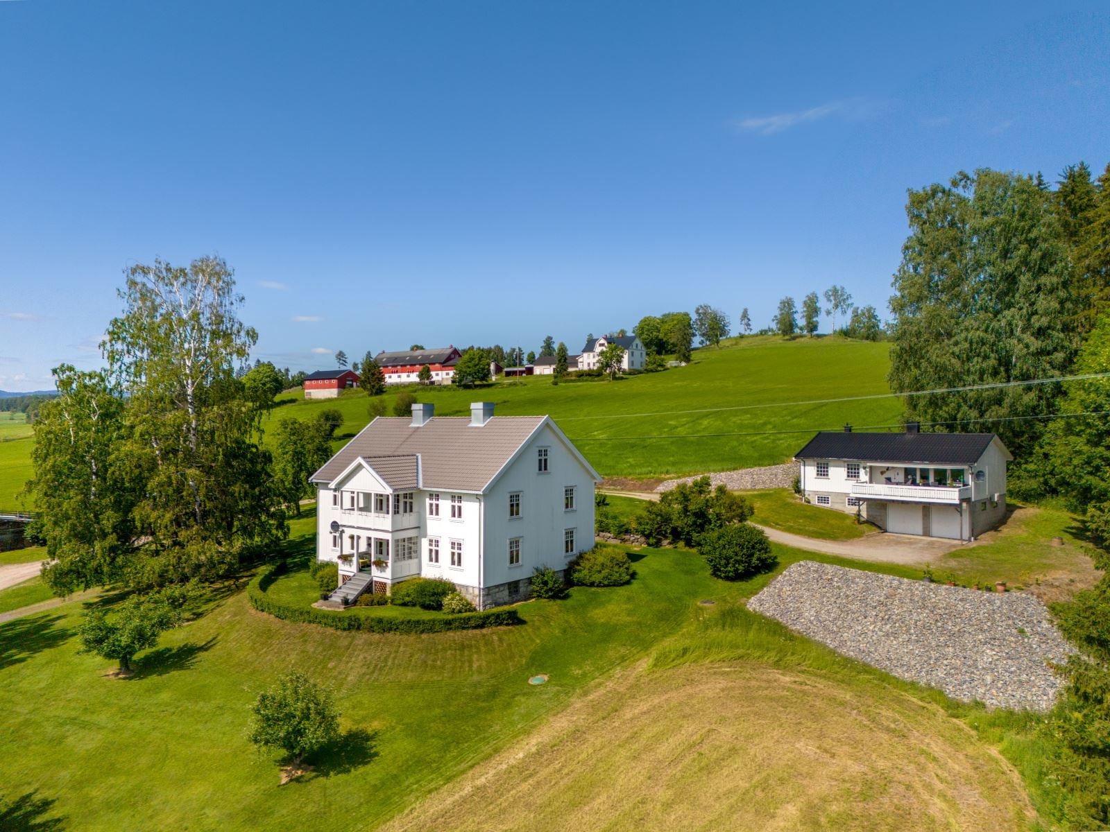 Eiendommen er på ca. 197 daa som blant annet består av 139 daa med fulldyrka jord og 43 daa av skog med høy bonitet.