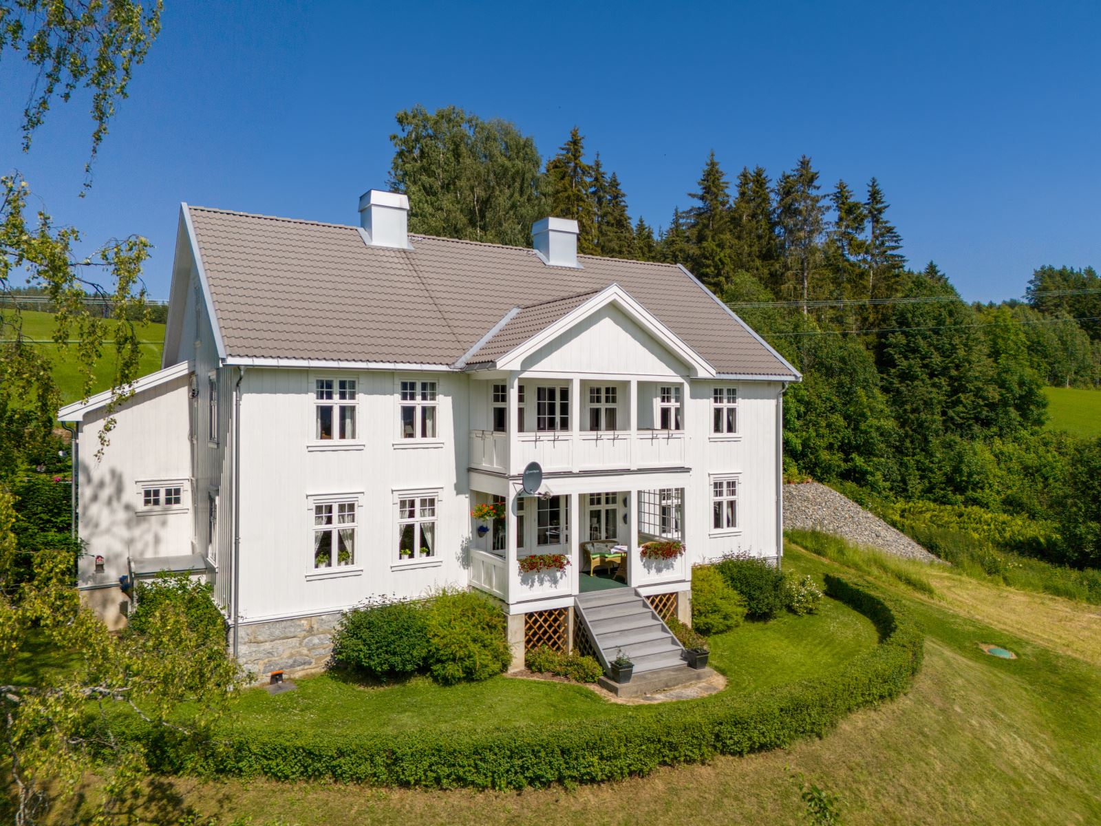 Verandaen i andre etasje ble restaurert i 1991 og verandaen i første etasje har en bred trapp ned til den deilige hagen.