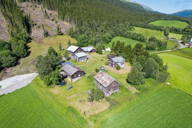 Koselig gårdstun som ligger usjenert til med panorama utover dalen 