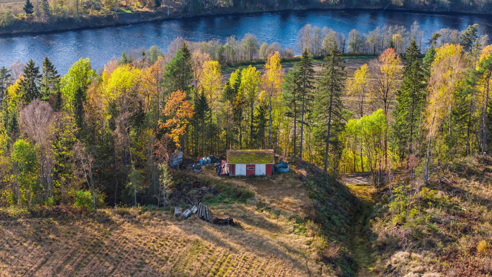 Driftsbygning på andre siden av Hedrumveien. 